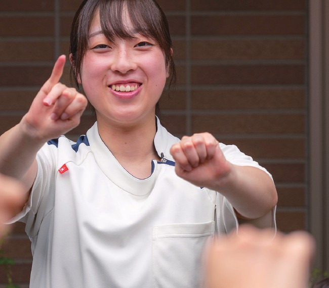 レクリエーションを進める向井さん
