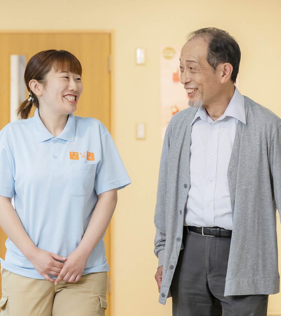 利用者と笑顔で会話する福森さん