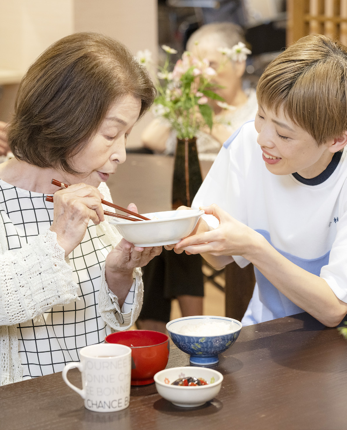 利用者の食事を支える小林さん